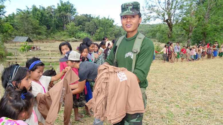 Shan Ranger hands out GLC shirts to Karen children.