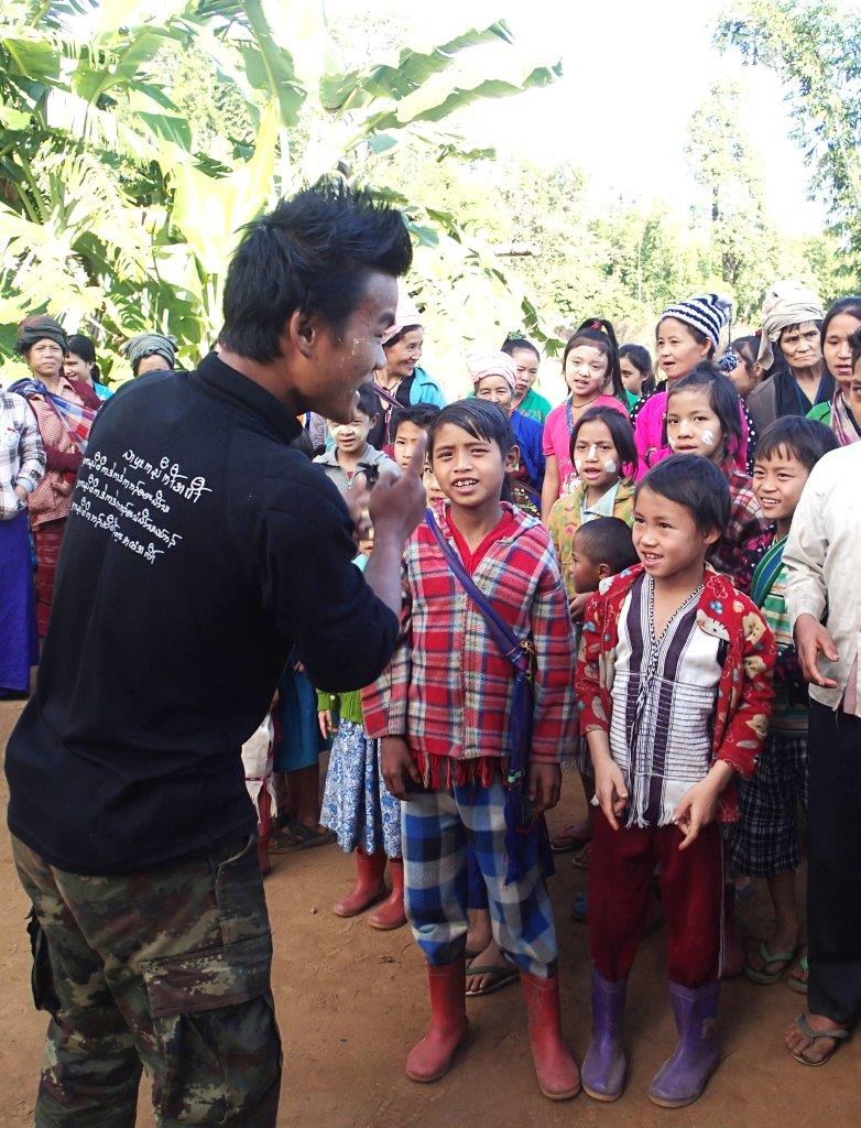 Karenni GLC leader sings songs with kids.