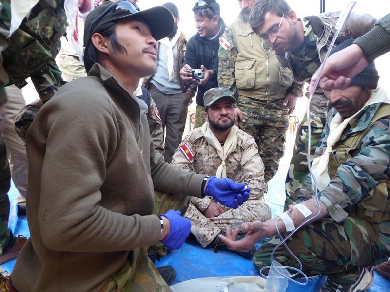 Kurdish soldiers practice first aid techniques during training with the FBR. (Photo: Free Burma Rangers)