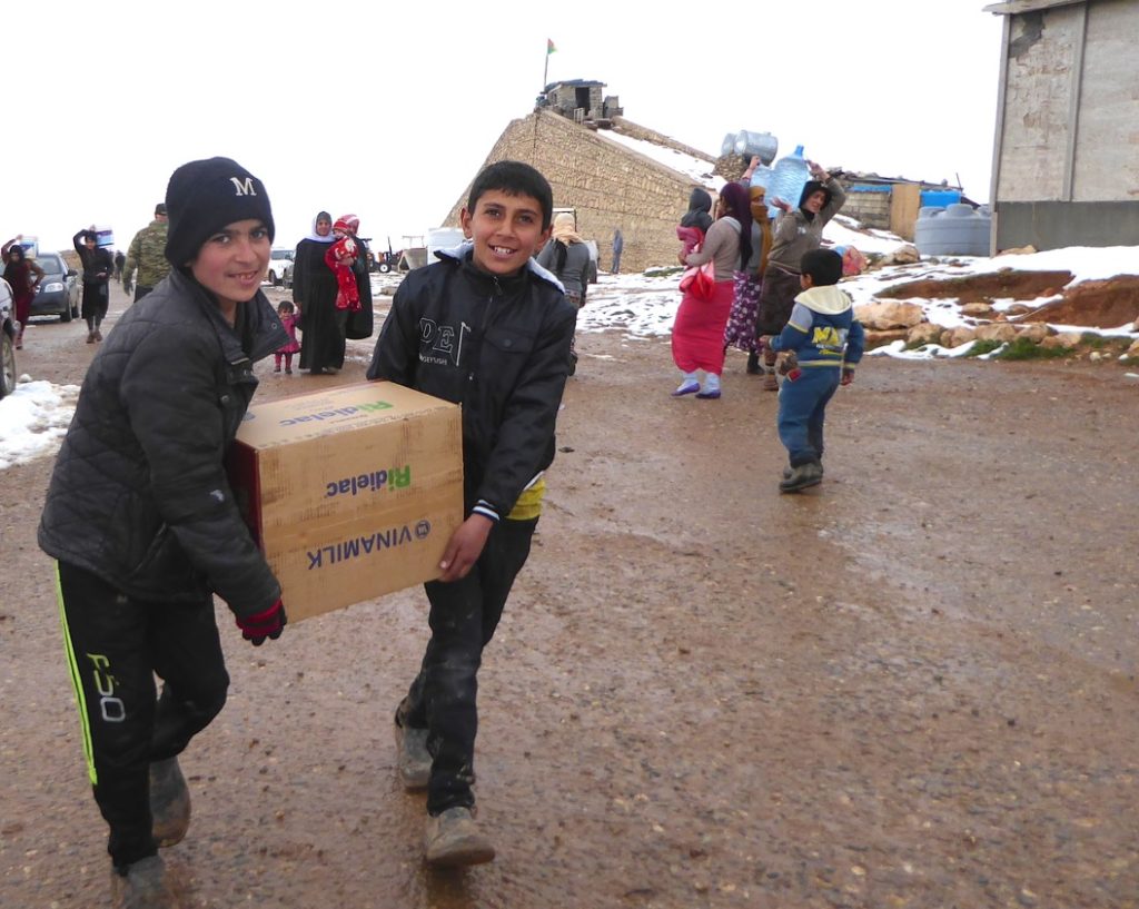 Yizidi children with relief supplies on Sinjar Mountain